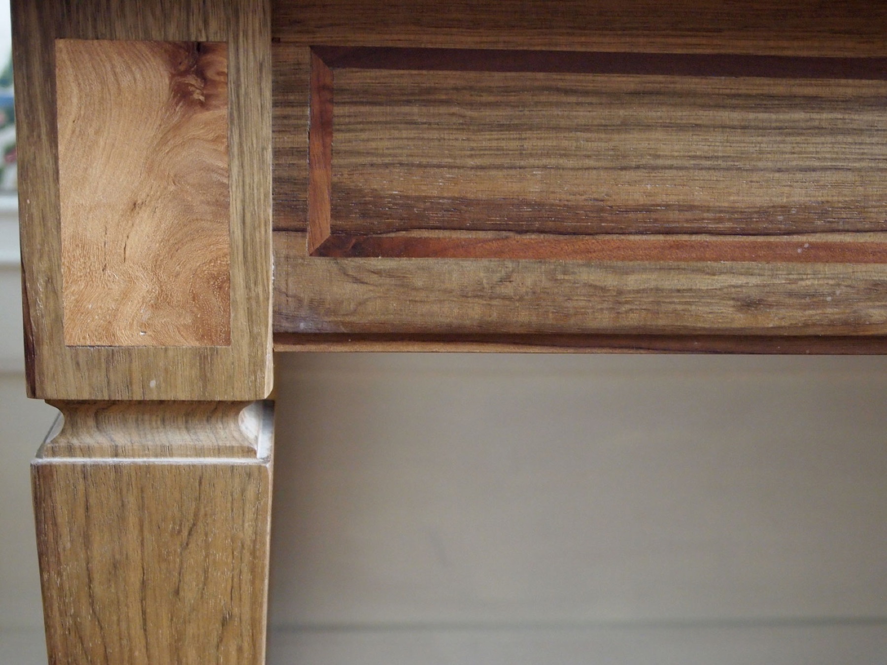 Détail d'un bureau en fraké avec incrustations