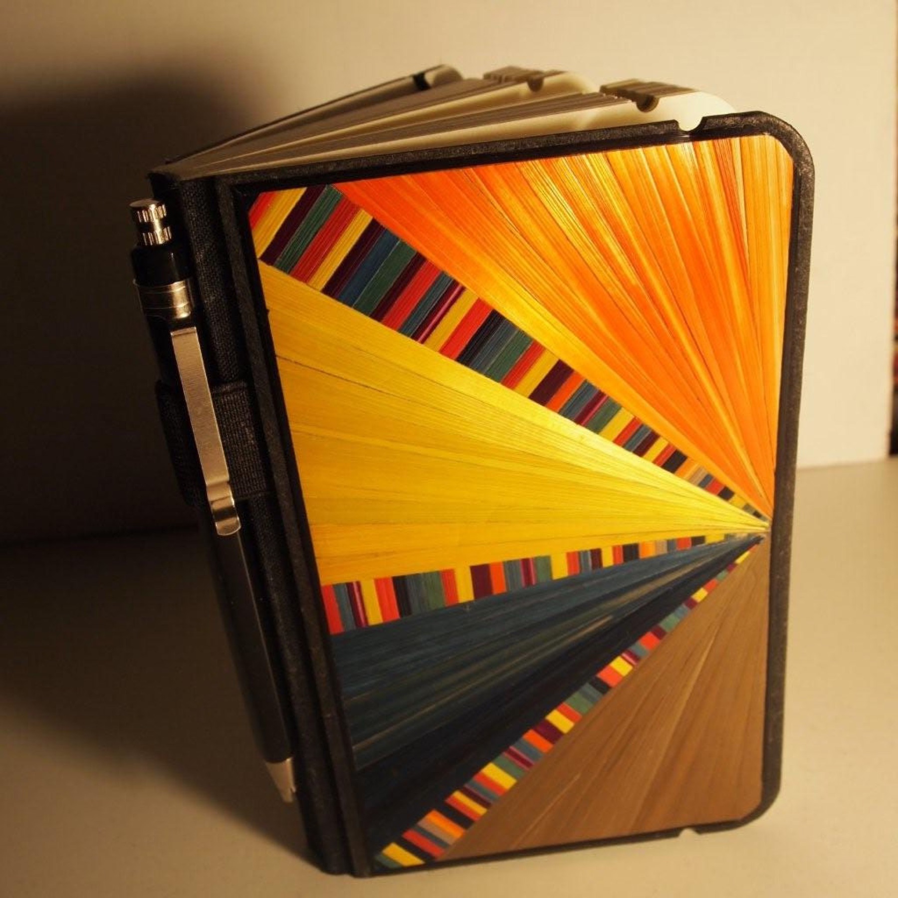 Carnet recouvert de marqueterie de paille colorée