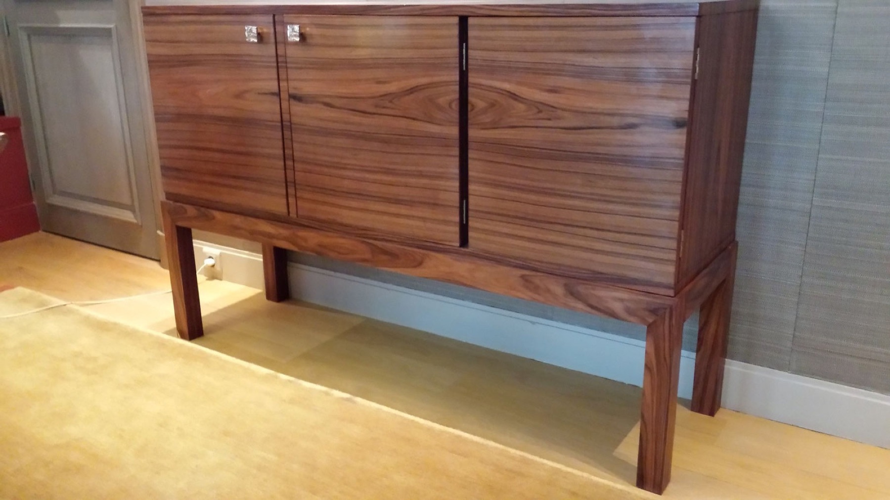 Meuble de rangement trois portes en placage de palissandre