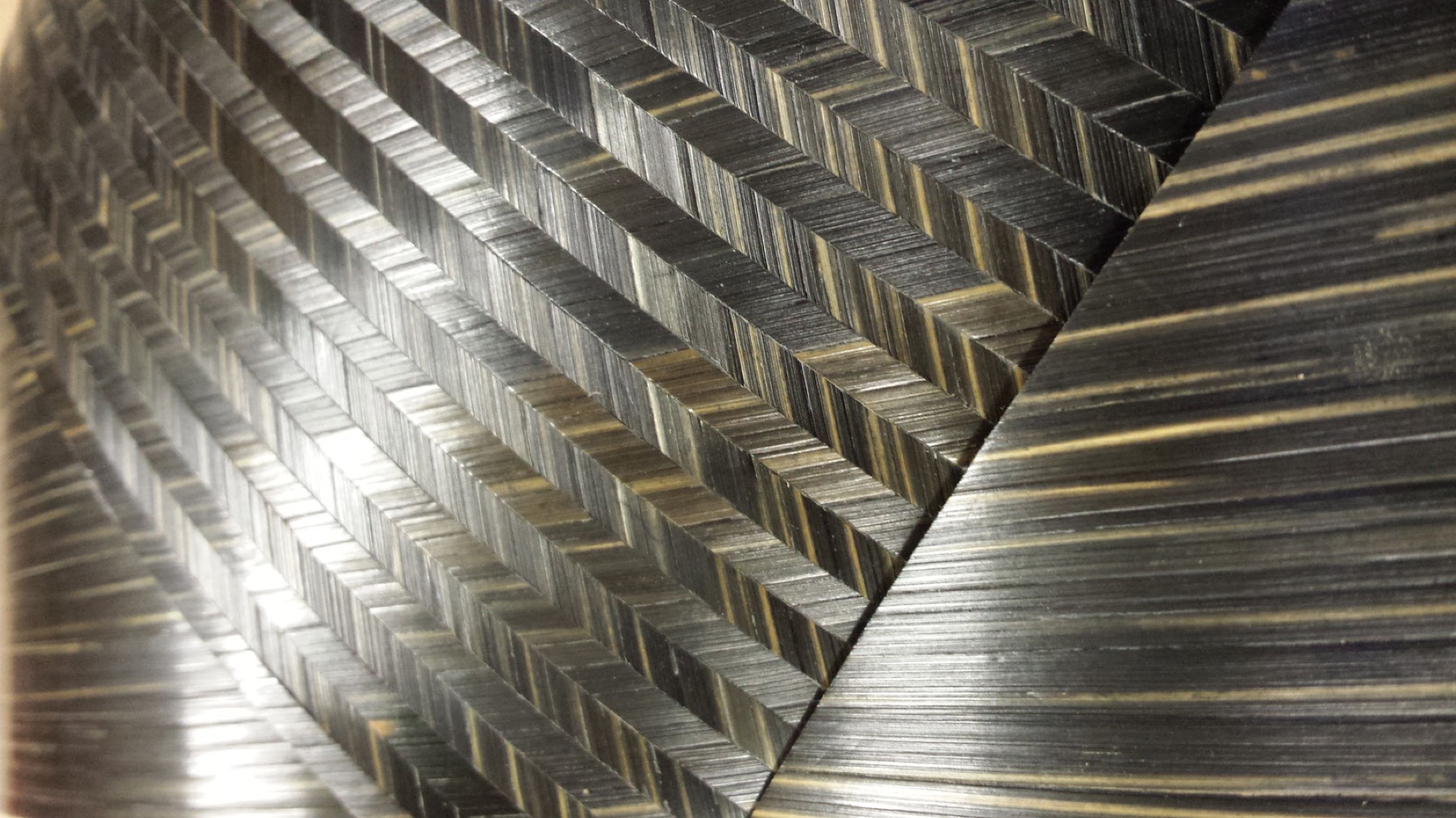 Décor de paille en chevrons teinté noir