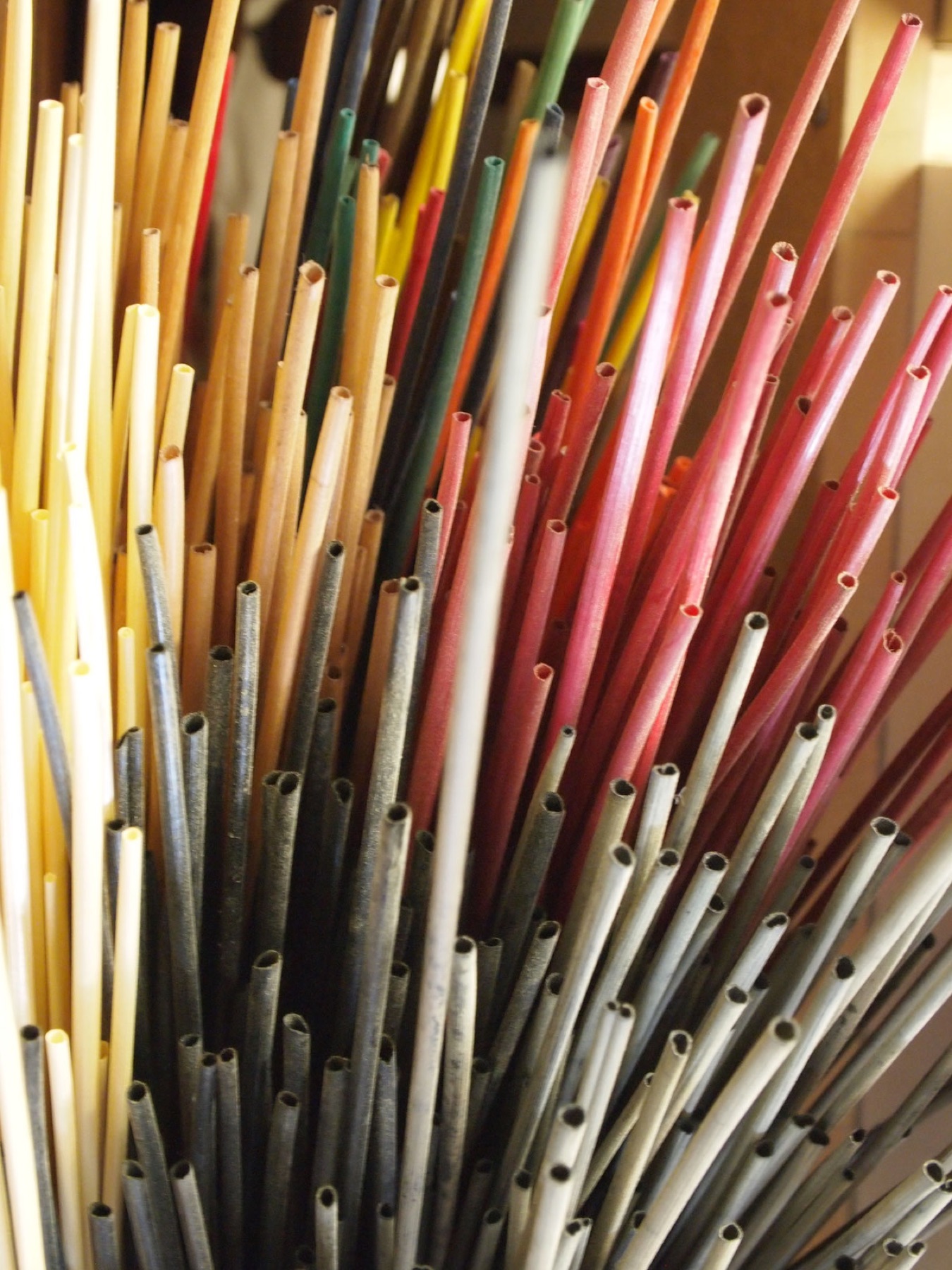 Brins de paille teintés de couleurs vives