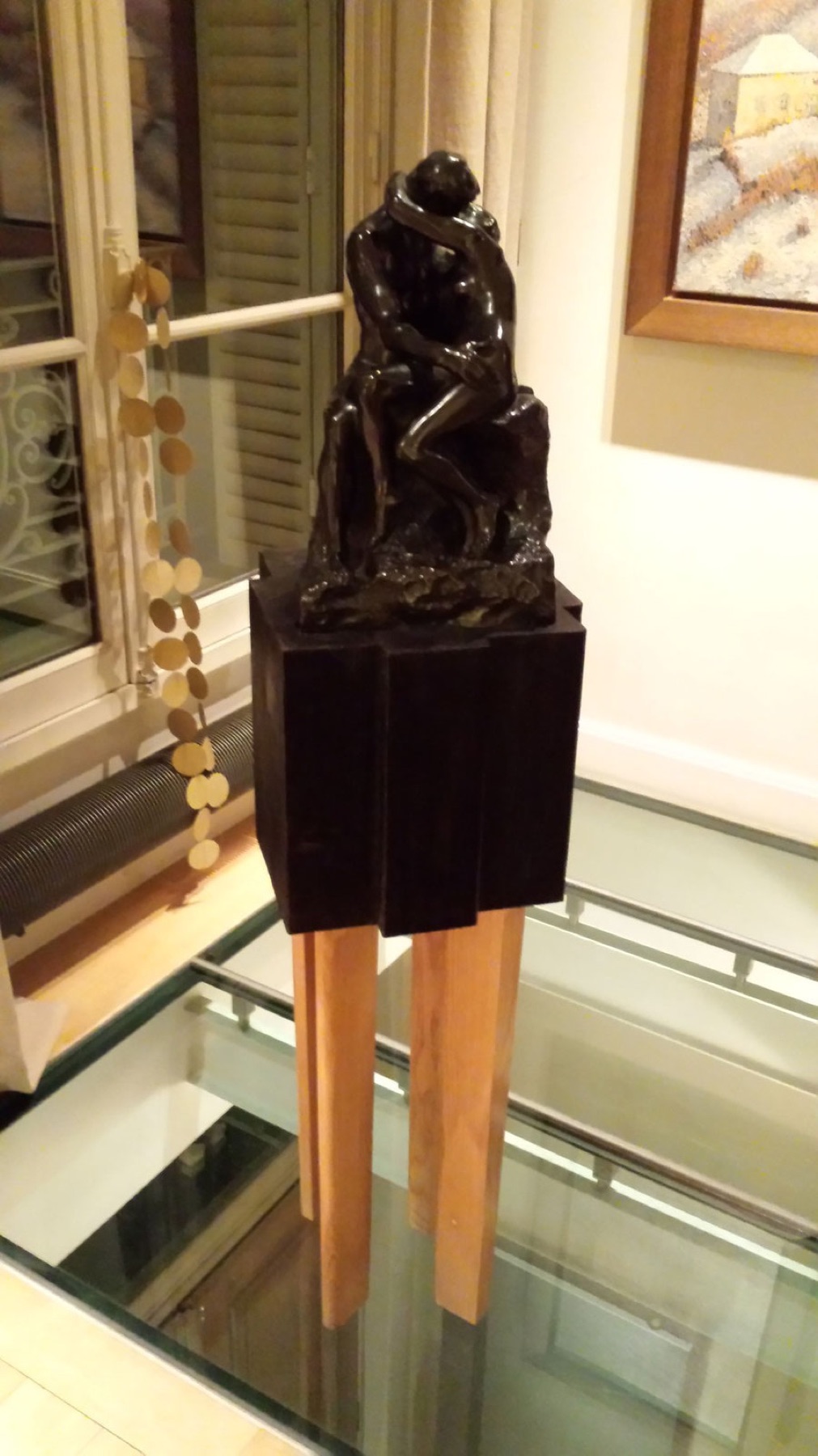 Socle en bois brûlé et chêne portant une statue en bronze