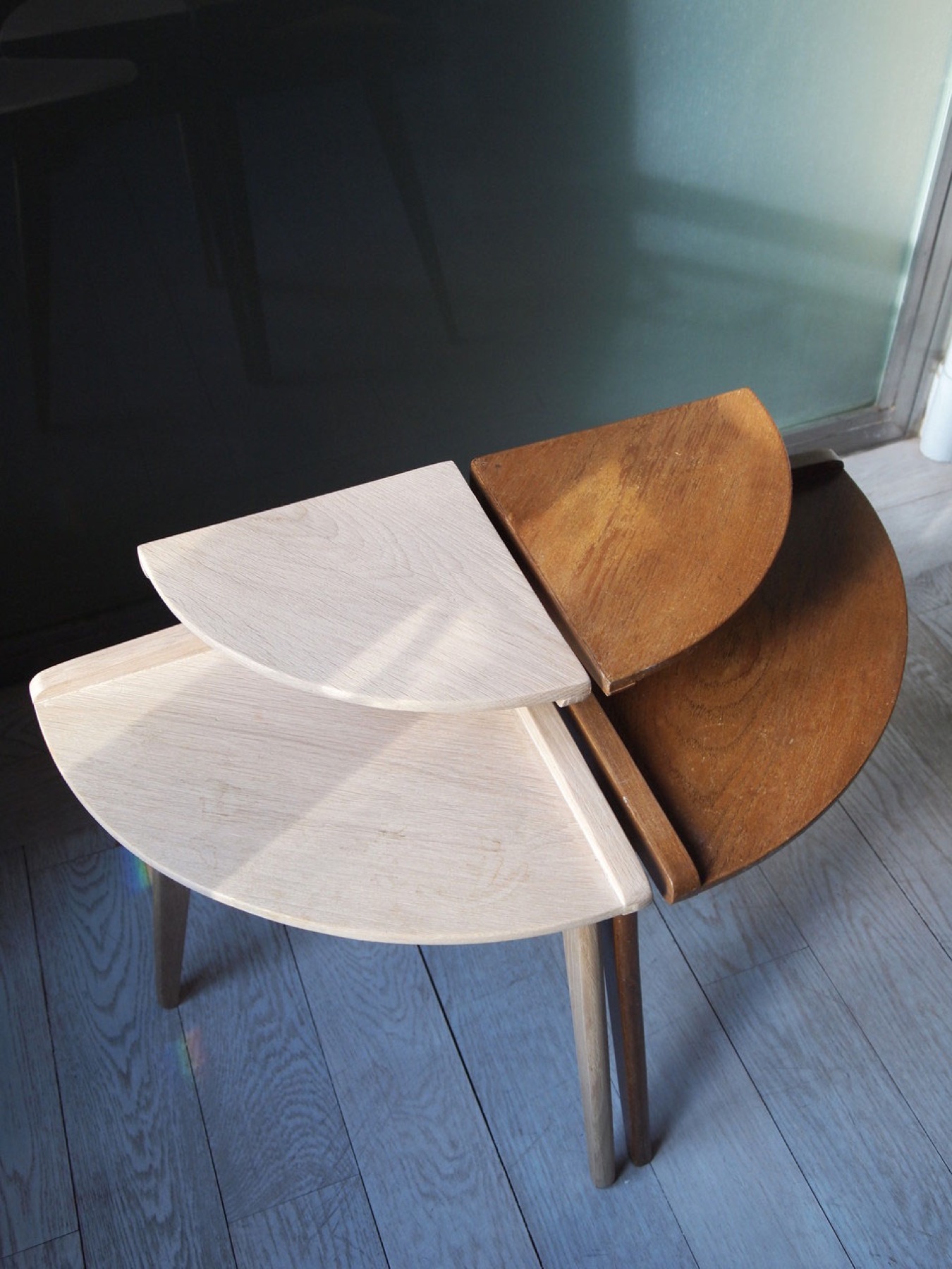 Deux tables d'appoint gigognes en chêne