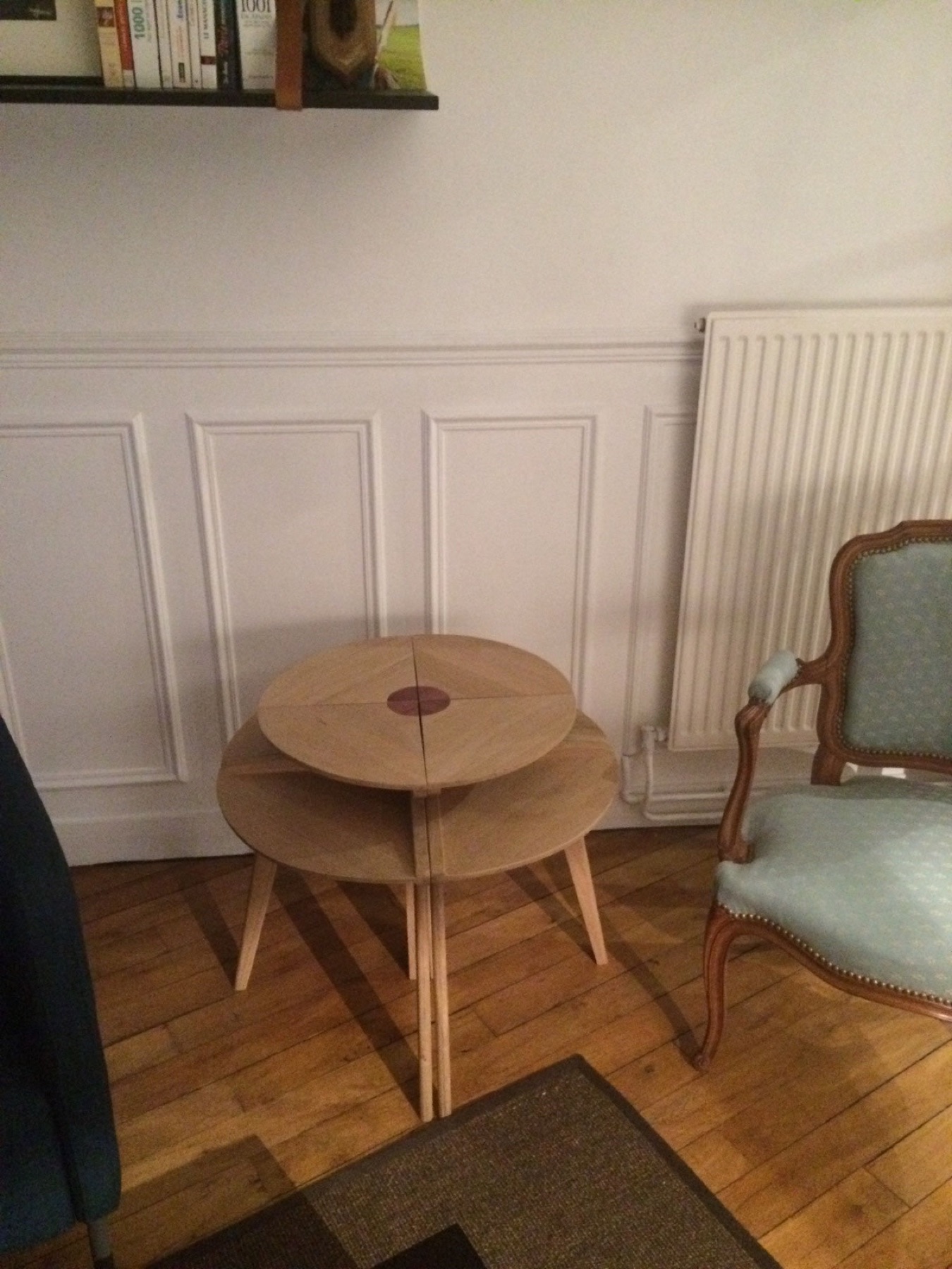 Tables d'appoint à décor de paille dans un salon